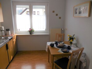 Appartment 1, 35 qm, Wohn-/Schlafzimmer, Kochnische, Balkon, max. 2 Personen