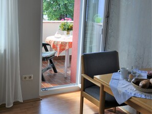 Appartment 3, 40 qm, 1 Schlafzimmer, Wohnzimmer mit Kochnische, Balkon, max. 2 Personen