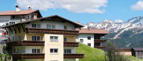 Wolke, Himmel, Gebäude, Pflanze, Eigentum, Fenster, Berg, Natur, Grundstueck, Natürliche Landschaft