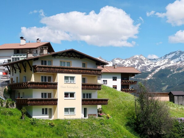 Wolke, Himmel, Gebäude, Pflanze, Eigentum, Fenster, Berg, Natur, Grundstueck, Natürliche Landschaft