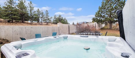 6-person hot tub with a view!