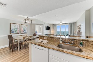 Luxurious eat in kitchen
