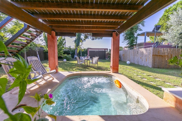 Jacuzzi privé dans le jardin