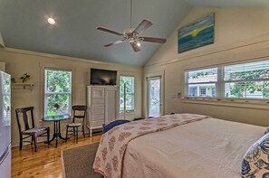 Studio | Smart TV | Central Air Conditioning | Linens Provided