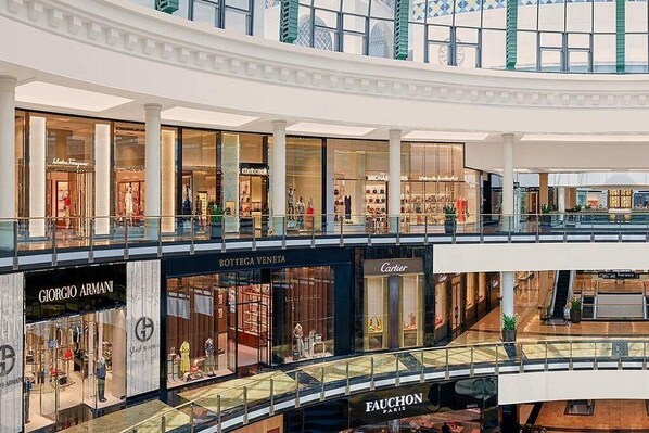 Mall Of Emirates (3.1 km away ) : 