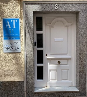Facade/entrance,Property logo or sign,Logo/Certificate/Sign,Street view,Quiet street view
