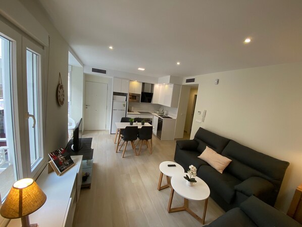 TV and multimedia,Kitchen or kitchenette,Living room,Photo of the whole room,Dining area