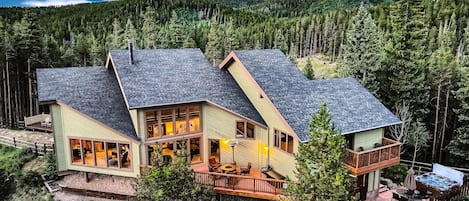 Moose Hill Lodge - a SkyRun Breckenridge Property - Welcome to Moose Hill Lodge! A fun, family-friendly mountain retreat just outside of Breckenridge city limits! - This mountain retreat offers walkability to the Blue River and town from a hiking trail that starts in the backyard!