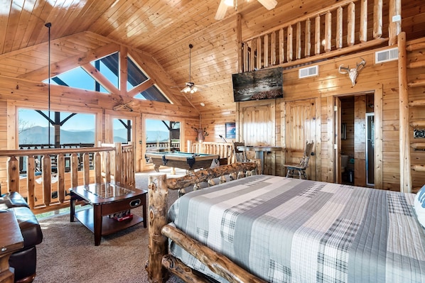 Vaulted ceilings, games, pool table, roku-equipped TV - Perfect for hanging out