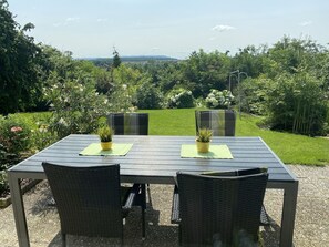 Ferienwohnung mit großer Terrasse und Blick auf den Steigerwald-Terrasse