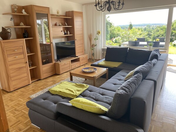 Ferienwohnung mit großer Terrasse und Blick auf den Steigerwald-Wohnzimmer