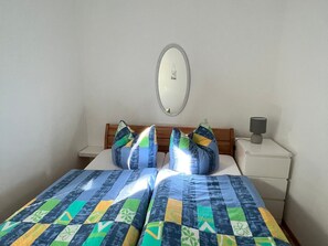Schlafzimmer mit Doppelbett