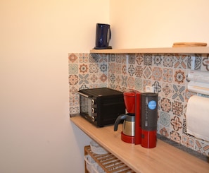 Küchenzeile mit Backofen und Kaffeemaschine
