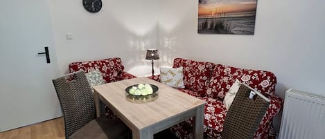 Wohnzimmer mit Couch und Sessel