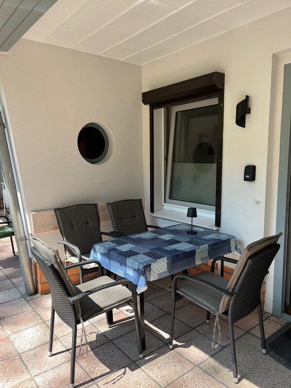 Überdachte Terrasse mit Sitzmöglichkeit