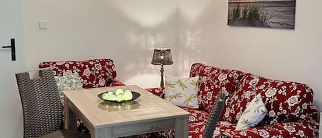 Wohnzimmer mit Couch und Sessel