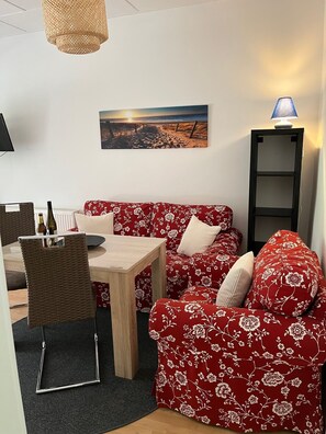 Wohnbereich mit Sitzgelegenheit und TV