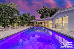 Truly one of kind resort-style property  Oversized Hot Tub, Oversized Pool, Putting Green, Outdoor Entertainment Area, BBQ Kitchen, 8 Lounge Chairs & lots of Seating.  Over 13,000 SqFt Gated Property located in the heart of Ft. Lauderdale off A1A.