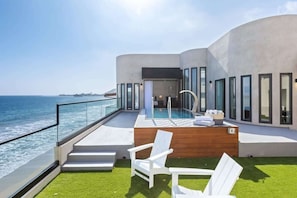 Jacuzzi pool overlooking the Ocean and Malibu Pier on the rooftop.