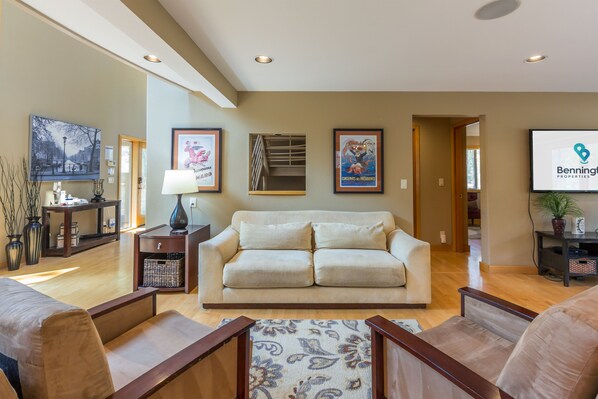 Living Room w/ TV