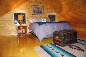 Beedroom 2 in the loft with queen size bed
