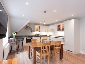 Spacious and roomy kitchen/diner with breakfast bar | Bank Apartment 2, Dartmouth