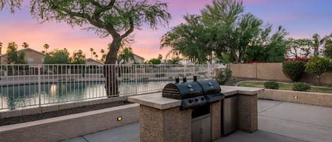 The west-facing back yard offer exquisite views of the famous Arizona sunsets. 