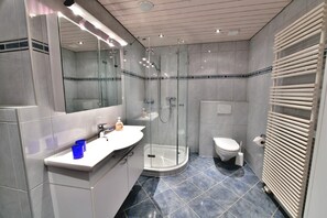 Badezimmer mit Dusche und Toilette