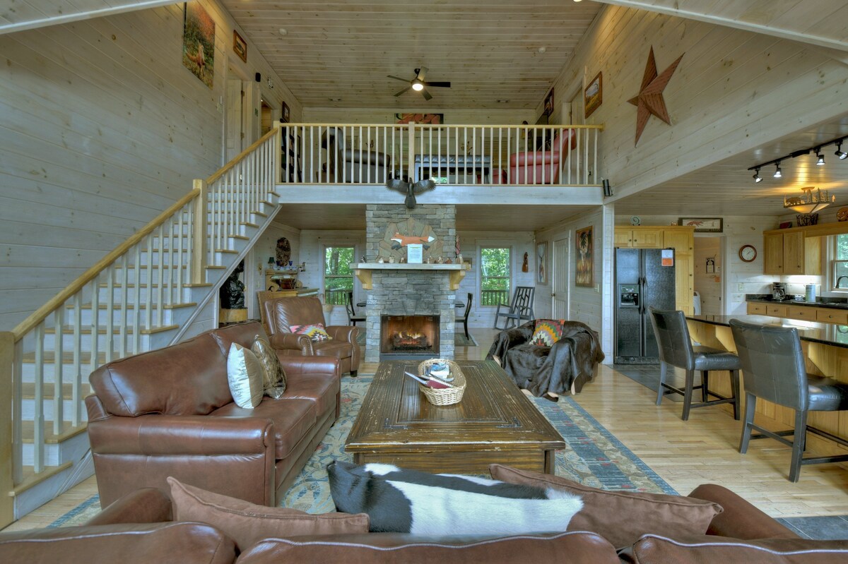 Pet friendly! *Free Whitewater Rafting & Ziplining* Secluded, Top of the Mountain view