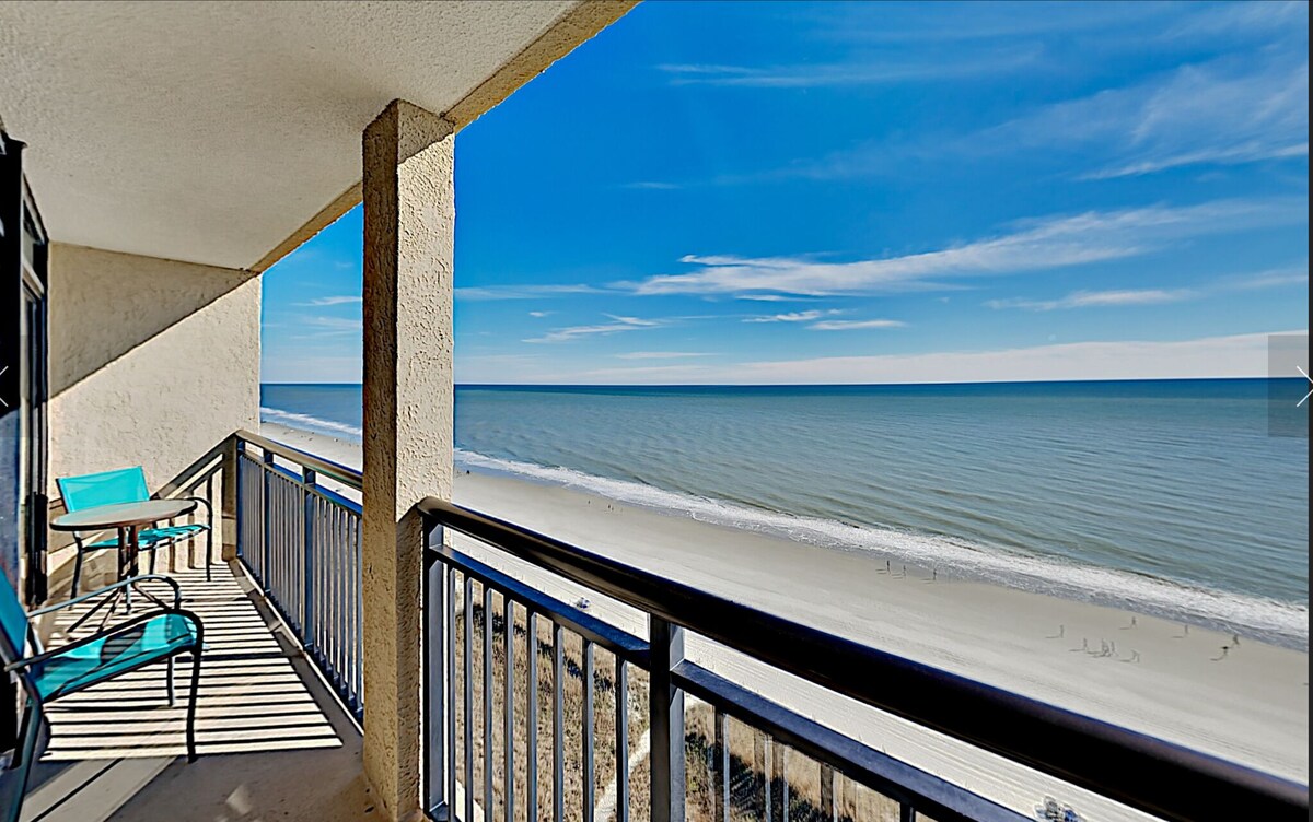 Beautiful Oceanfront 2 bedroom condo. Sleeps 7.