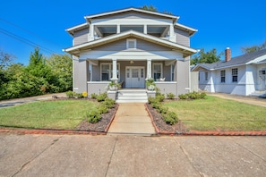 Front of House - View from the front of Alabama Charm.