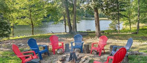 Enjoy catching up with friends and family around this lake side fire pit.  There's room for everyone!