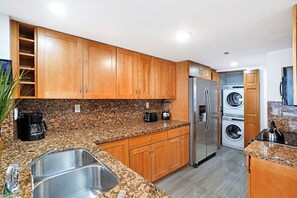 Dining area, fully equipped kitchen with washer/dryer