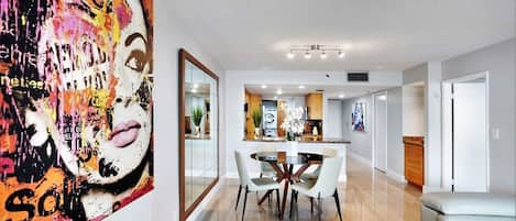 Dining area, fully equipped kitchen