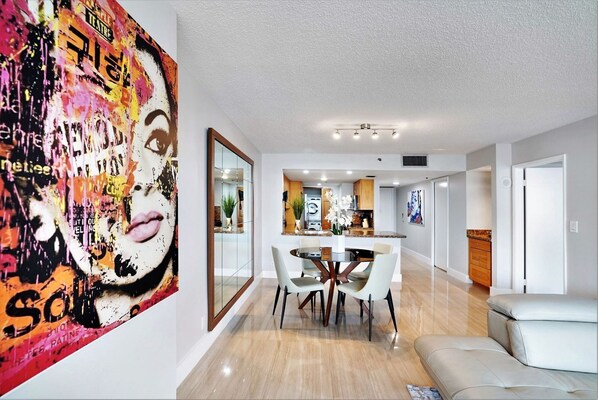 Dining area, fully equipped kitchen