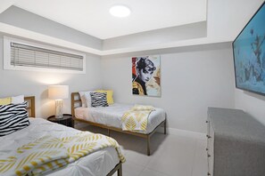 3rd smaller interior bedroom with two twin beds (can be converted to a king)