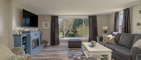 Overview of Inviting Living Room Gorgeous Views