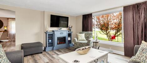  Living room with breathtaking views! Electric fireplace for ambiance. 