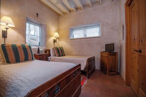 Second Bedroom with two Twin Beds