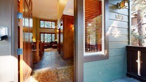 Flooring, Floor, Hardwood, Corridor, Indoors