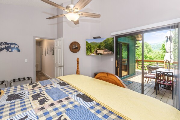 Wake up to the mountains in a King size bed and SmartTV. Bed warmer for winter.