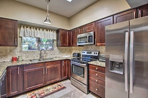 Kitchen | Fully Equipped | Single-Story Townhome