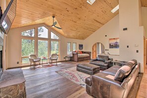 Main Living Area | Smart TV | Wood-Burning Fireplace