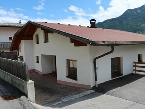 Sky, Cloud, Building, Property, Window, Wood, House, Door, Residential Area