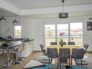Meubles, Propriété, Comptoir, Cabinetry, Table, Chaise, Bois, Cuisine, Design Intérieur, Éclairage