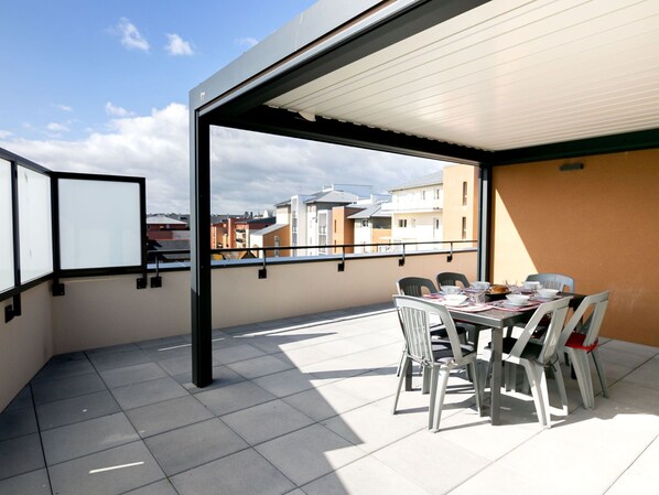 Meubles, Propriété, Bâtiment, Chaise, Ciel, Table, Fenêtre, Nuage, Ombre, Design Intérieur