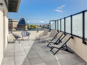Ciel, Meubles, Bâtiment, Chaise, Nuage, Ombre, Mobilier De Jardin, Design Intérieur, Maison, Sol