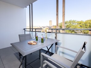 Table, Meubles, Propriété, Ciel, Aliments, Design Intérieur, Mobilier De Jardin, Vaisselle, Chaise, Ombre
