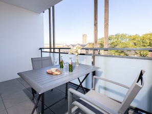 Table, Meubles, Propriété, Ciel, Aliments, Design Intérieur, Mobilier De Jardin, Vaisselle, Chaise, Ombre