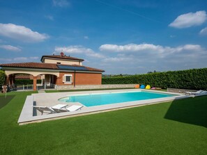 Ciel, Nuage, Bâtiment, Plante, Piscine, Lot Terre, Herbe, Maison, Ombre, Loisir